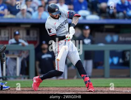 30 MARS 2024 : Carlos Correa (4 ans), l'arrêt court des Twins du Minnesota, conduit un terrain au Kauffman Stadium de Kansas City, Missouri. Jon Robichaud/CSM. Banque D'Images