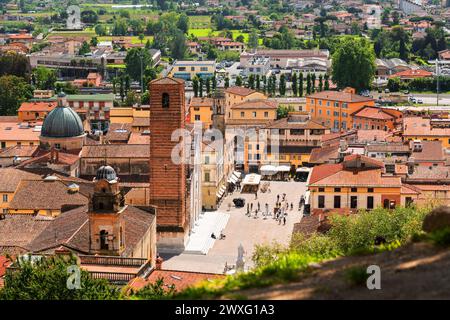 Paysage urbain de la ville médiévale italienne Pietrasanta, place principale, toits de petites maisons, vue aérienne Banque D'Images