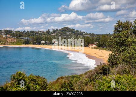 Côte des plages du nord de Sydney avec Newport Beach vue depuis Bilgola promontoire sud, faisant partie du sentier côtier bicentenaire, Sydney, Australie Banque D'Images