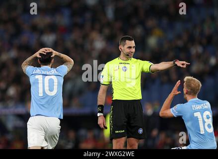 Rome, Italie. 30 mars 2024. Gustav Isaksen (à droite) et Luis Alberto (à gauche) réagissent lors d'un match de Serie A entre le Lazio et la Juventus à Rome, Italie, le 30 mars 2024. Crédit : Li Jing/Xinhua/Alamy Live News Banque D'Images