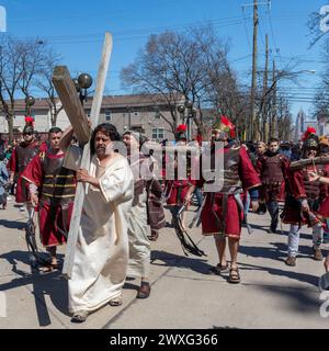 Detroit, Michigan - les stations de Croix sont représentées, en espagnol, le vendredi Saint à la basilique catholique de Ste. Anne. Ste. Anne a été fondée b Banque D'Images