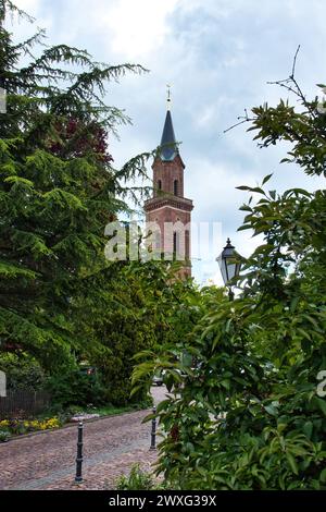 Weinheim, Allemagne - 19 mai 2021 : sentier pédestre avec des arbres menant à une tour à Weinheim, Allemagne. Banque D'Images