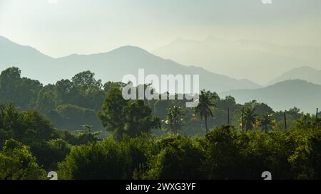 Montagnes à Nha Trang. Les meilleures montagnes à visiter au Vietnam. Le charme de Nha Trang. Chaîne de montagnes. Banque D'Images