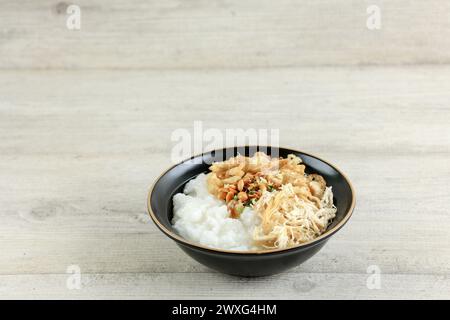 Bubur Ayam ou porridge de riz indonésien avec poulet râpé. Espace de copie pour le texte Banque D'Images