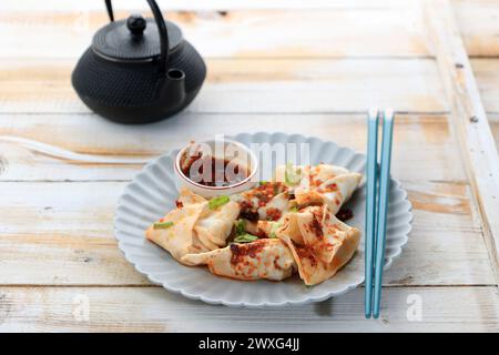 Boulette chinoise Pangsit avec sauce à l'huile de piment Banque D'Images