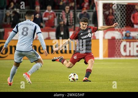 Toronto, Ontario, Canada. 30 mars 2024. Alonso Coello #14 (d) et Memo Rodriguez #8 (G) en action lors du match de la MLS entre le Toronto FC et le Sporting Kansas City au BMO Field à Toronto. Le jeu s'est terminé en 1-3 (crédit image : © Angel Marchini/ZUMA Press Wire) USAGE ÉDITORIAL SEULEMENT! Non destiné à UN USAGE commercial ! Banque D'Images