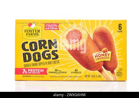 IRVINE, CALIFORNIE - 28 mars 2024 : une boîte de Foster Farms Corn Dogs, Honey Crunch Chicken Franks sur un bâton. Banque D'Images