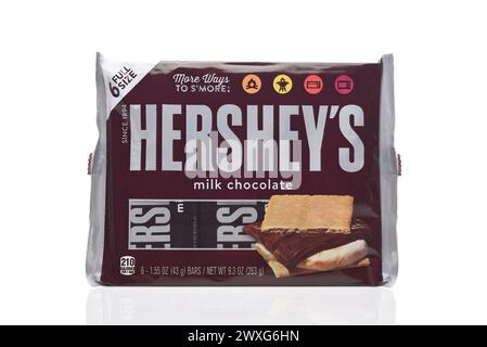 IRVINE, CALIFORNIE - 28 mars 2024 : un paquet de 6 barres de chocolat au lait Hershey pleine grandeur. Banque D'Images