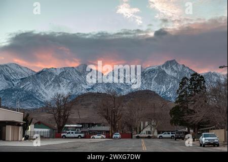 Lone Pine, États-Unis - 27 décembre 2021. Une douce lueur du soleil couchant se cache derrière mt Whitney, le point culminant des États-Unis continentaux. Banque D'Images