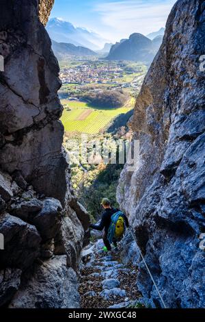 Redescendant dans la vallée après l'escalade à Arco, Trentin, Italie Banque D'Images