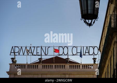 Panneau et drapeaux sur le dessus du centre commercial Armazéns do Chiado à Lisbonne, Portugal. 2 février 2024. Banque D'Images