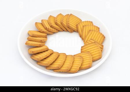 Oeufs et biscuits au lait dans une assiette sur fond blanc Banque D'Images