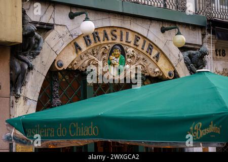 Illustration au-dessus de l'entrée d'Un brasileira do chiado, un café célèbre à Lisbonne, Portugal. 2 février 2024. Banque D'Images