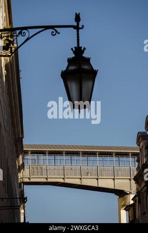 Passerelle de l'ascenseur de Santa Justa à Lisbonne, Portugal et lampadaire antique hors foyer au premier plan Banque D'Images