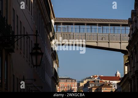 Passerelle de l'ascenseur de Santa Justa au-dessus des toits de Lisbonne, Portugal. Banque D'Images