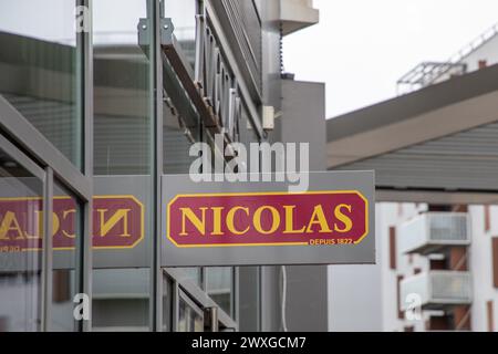 Bordeaux , France - 03 28 2024 : texte du logo Nicolas et façade murale de la chaîne française de magasins de vins Banque D'Images