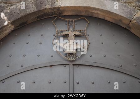 Porte métallique forteresse avec rivets. Vieux château médiéval à Kotor, Monténégro. Porte d'entrée en fer avec motif. Style médiéval avec rivets en acier. Forgé f Banque D'Images