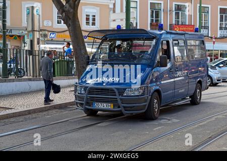 Lisbonne, Portugal - 01 juin 2018 : patrouille de la police dans la vieille ville. Banque D'Images