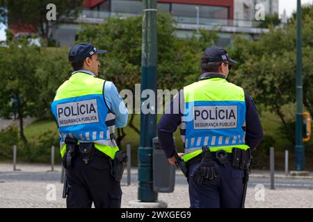 Lisbonne, Portugal - 01 juin 2018 : deux policiers de la 'Polícia de Segurança Pública' en patrouille. Banque D'Images