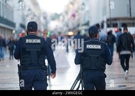 Lisbonne, Portugal - 01 juin 2018 : deux policiers patrouillent dans la rue de la vieille ville. Banque D'Images