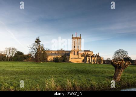 Abbaye de Tewkesbury dans le soleil tôt le matin. Banque D'Images