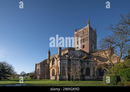 Abbaye de Tewkesbury dans le soleil tôt le matin. Banque D'Images