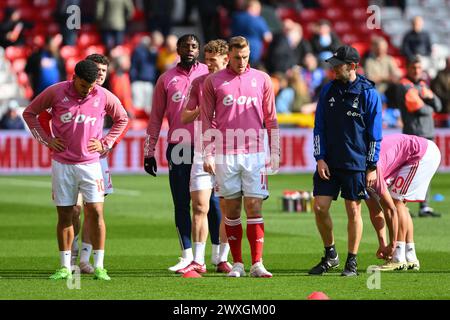 Les joueurs de Forest lors de l'échauffement d'avant-match avec Antonio Dias de Nottingham Forest lors du match de premier League entre Nottingham Forest et Crystal Palace au City Ground, Nottingham le samedi 30 mars 2024. (Photo : Jon Hobley | mi News) crédit : MI News & Sport /Alamy Live News Banque D'Images