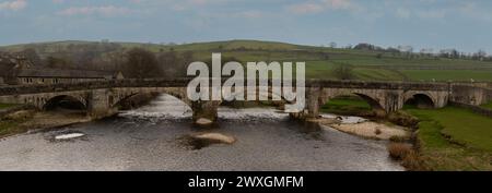 Vue aérienne Burnsall Bridge Wharfedale Yorkshire UK Banque D'Images