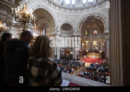 Berlin, Allemagne. 31 mars 2024. Les visiteurs se tiennent debout pendant le service du dimanche de Pâques dans la cathédrale de Berlin. Crédit : Sebastian Christoph Gollnow/dpa/Alamy Live News Banque D'Images