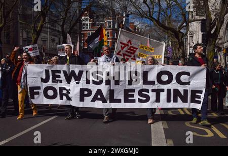 Londres, Angleterre, Royaume-Uni. 30 mars 2024. Des manifestants juifs participent à la marche. Des dizaines de milliers de personnes ont défilé en solidarité avec la Palestine dans le centre de Londres, appelant à un cessez-le-feu alors que la guerre Israël-Hamas se poursuit. (Crédit image : © Vuk Valcic/ZUMA Press Wire) USAGE ÉDITORIAL SEULEMENT! Non destiné à UN USAGE commercial ! Banque D'Images