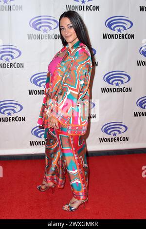 Sara Tomko beim Photocall zur SyFy-Serie Resident Alien auf der WonderCon 2024 im Anaheim Convention Center. Anaheim, 30.03.2024 *** Sara Tomko à la photocall pour la série SyFy Resident Alien à la WonderCon 2024 au Anaheim Convention Center Anaheim, 30 03 2024 Foto:xD.xStarbuckx/xFuturexImagex wondercon 4436 Banque D'Images