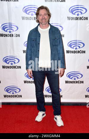 Chris Sheridan beim Photocall zur SyFy-Serie Resident Alien auf der WonderCon 2024 im Anaheim Convention Center. Anaheim, 30.03.2024 *** Chris Sheridan à la photocall pour la série SyFy Resident Alien à la WonderCon 2024 au Anaheim Convention Center Anaheim, 30 03 2024 Foto:xD.xStarbuckx/xFuturexImagex wondercon 4431 Banque D'Images