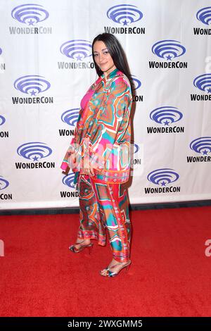 Sara Tomko beim Photocall zur SyFy-Serie Resident Alien auf der WonderCon 2024 im Anaheim Convention Center. Anaheim, 30.03.2024 *** Sara Tomko à la photocall pour la série SyFy Resident Alien à la WonderCon 2024 au Anaheim Convention Center Anaheim, 30 03 2024 Foto:xD.xStarbuckx/xFuturexImagex wondercon 4435 Banque D'Images