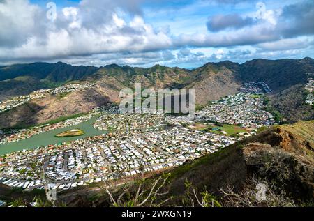 Vue sur Hawaii Kai depuis le sommet du sentier des escaliers de Koko Head. Île d'Oahu à Hawaï, États-Unis Banque D'Images