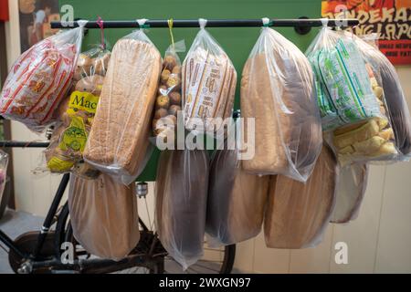 Kuala Lumpur, Malaisie - mars 15,2024 : différents types de pains vendus à vélo. Banque D'Images