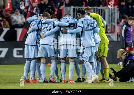 Toronto, Canada. 30 mars 2024. Les joueurs de Sporting Kansas City se rencontrent avant le match de la MLS entre le Toronto FC et le Sporting Kansas City au BMO Field. Score final : Toronto FC 1 : 3 Sporting Kansas City. (Photo par Angel Marchini/SOPA images/SIPA USA) crédit : SIPA USA/Alamy Live News Banque D'Images