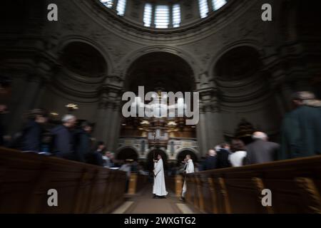 Berlin, Allemagne. 31 mars 2024. Exode après le service du dimanche de Pâques dans la cathédrale de Berlin. Crédit : Sebastian Christoph Gollnow/dpa/Alamy Live News Banque D'Images