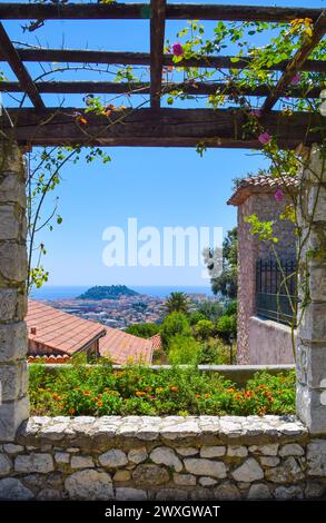 Nice, France. 18 juillet 2018 : vue panoramique sur Nice depuis le pavillon des jardins de Cimiez. Crédit : Vuk Valcic/Alamy Banque D'Images