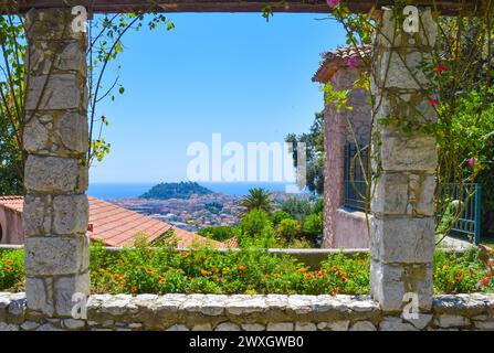 Nice, France. 18 juillet 2018 : vue panoramique sur Nice depuis le pavillon des jardins de Cimiez. Crédit : Vuk Valcic/Alamy Banque D'Images