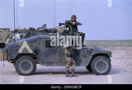 Première Guerre du Golfe : 26 mars 1991 police militaire de l'armée américaine avec leur Humvee au dernier poste de contrôle américain, à quelques kilomètres au sud de Nassiriyah dans le sud de l'Irak. Banque D'Images