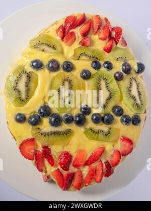 Un gâteau aux fruits avec l'apparence d'un œuf de Pâques Banque D'Images