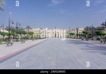 Vue large du jardin Abdeen avec le palais Abdeen en arrière-plan, le Caire, Egypte Banque D'Images