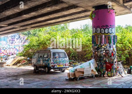 Objets trouvés Street art sous un passage supérieur de l'East Cross route à Stratford, Hackney Cut, Londres, Royaume-Uni Banque D'Images