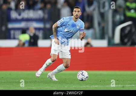 LazioÕs le milieu de terrain italien Danilo Cataldi contrôle le ballon lors du match de football Serie A entre le SS Lazio et la Juventus au stade Olimpico Roma, au centre de l'Italie, le 30 mars 2024. Banque D'Images