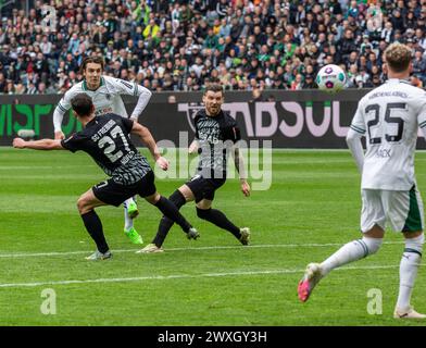 Sports, football, Bundesliga, 2023/2024, Borussia Moenchengladbach v. SC Freiburg 0-3, stade Borussia Park, scène du match, F.L.T.R., Nicolas Hoefler (SCF), Florian Neuhaus (MG) tirs au but, Lukas Kuebler (SCF), Robin Hack (MG), DFL RÈGLEMENTATIONS INTERDISENT TOUTE UTILISATION DE PHOTOGRAPHIES COMME SÉQUENCES D'IMAGES ET/OU QUASI-VIDÉO Banque D'Images