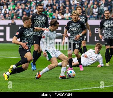 Sports, football, Bundesliga, 2023/2024, Borussia Moenchengladbach v. SC Freiburg 0-3, stade Borussia Park, scène du match, grande chance manquée, F.L.T.R., Maximilian Eggestein (SCF), Manuel Gulde (SCF), sans chance Rocco Reitz (MG), Ritsu Doan (SCF), Yannik Keitel (SCF), Luca Netz (MG), Lukas Kuebler (SCF), LES RÈGLEMENTS DU LDF INTERDISENT TOUTE UTILISATION DE PHOTOGRAPHIES COMME SÉQUENCES D'IMAGES ET/OU QUASI-VIDÉO Banque D'Images