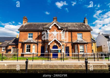 Enfield Lock on the River Lee navigation canal and Lock House (1889) - une ancienne maison de gardiens d'écluse, Enfield, Londres, Angleterre Banque D'Images