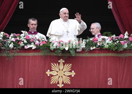 ROM, Vatikan 31.03.2024 Papst Franziskus I. spendet den traditionellen Segen Urbi et Orbi von der Loggia des Petersdom nach der Ostermesse auf dem Petersplatz. Tausende Glaeubigen, Pilger und Touristen feierten mit dem Kirchenoberhaupt die Heilige Messe. *** Rome, Vatican 31 03 2024 le pape François Ier donne la bénédiction traditionnelle Urbi et Orbi à partir de la loggia de la préparation Basilique Peters après la messe de Pâques en parfait Peters Square des milliers de croyants, pèlerins et touristes ont célébré la Sainte Messe avec la tête de l'Église Banque D'Images