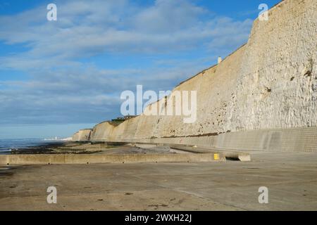 La plage et les falaises et Seahaven près de Brighton Banque D'Images