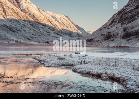 Une vue du Loch Achtriochtan à Glen Coe, avec des montagnes en arrière-plan, un jour de neige dans les hauts plateaux écossais Banque D'Images